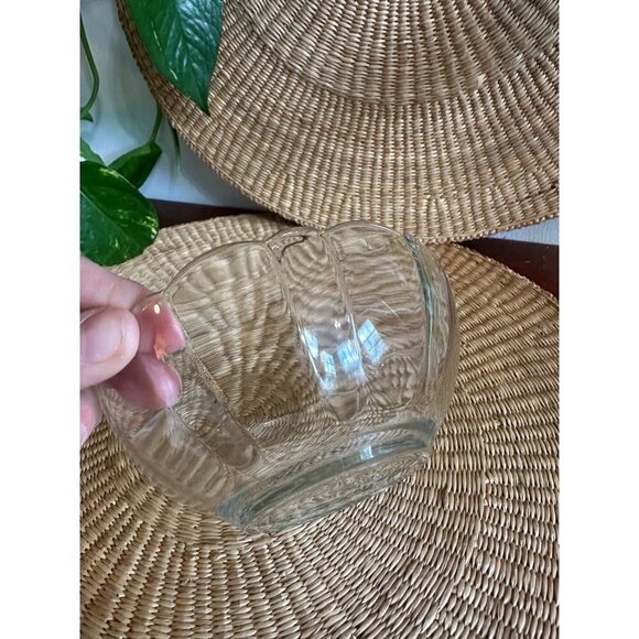 Small glass scalloped bowl - Picture 7 of 8